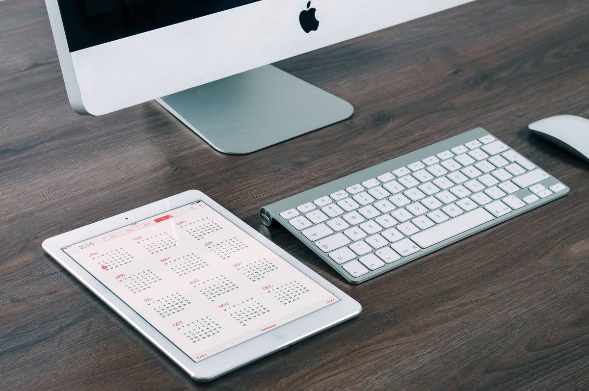 Marketer using social media campaign tools to analyze real-time ROI dashboard