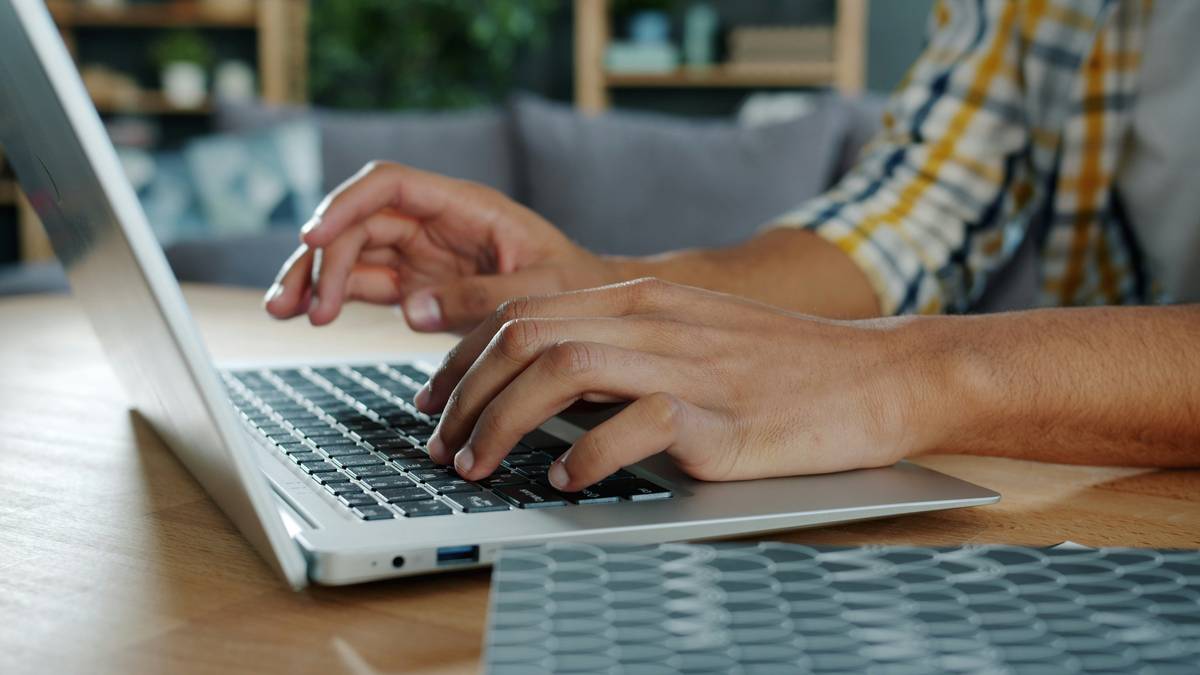 email campaign subject line best practices illustrated with an inbox showing high-open-rate subject lines next to low-performing ones